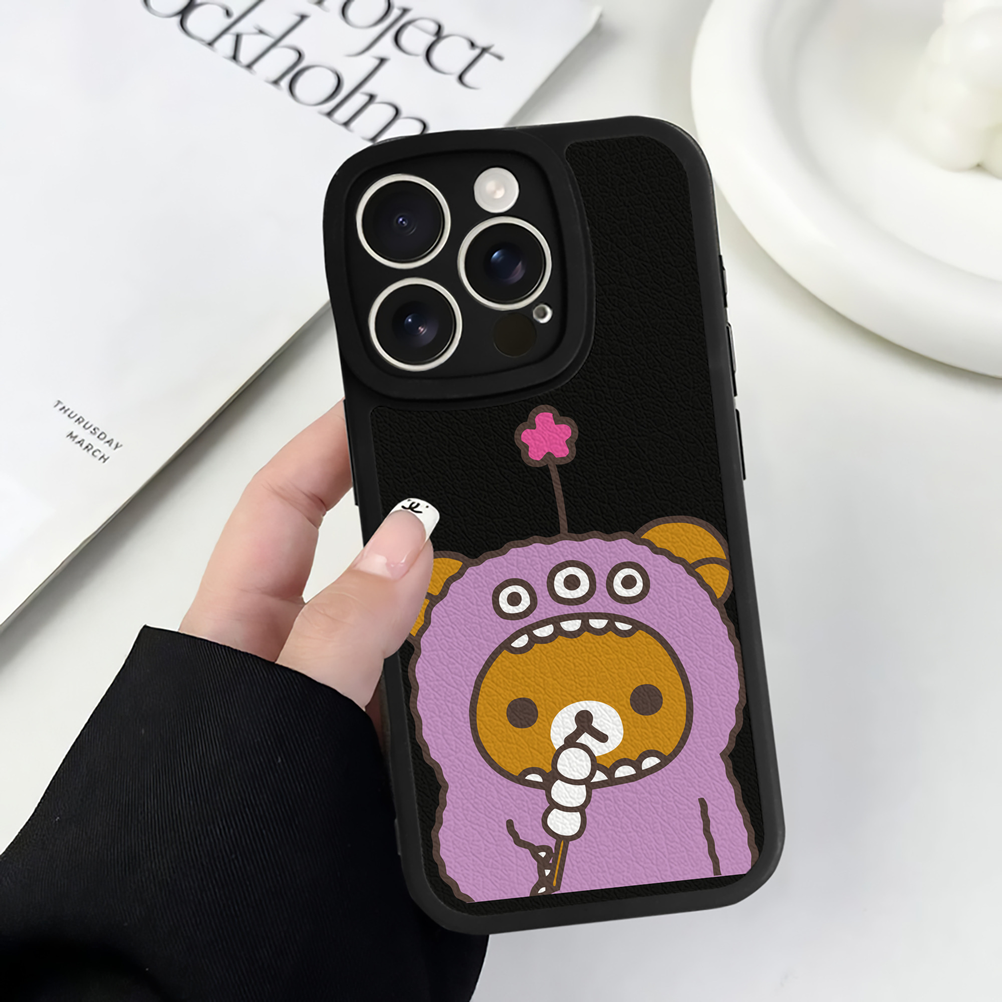 （画像用） リラックマ リラックマ キイロイトリ Rilakkuma Korilakkuma Kiiroitori 【iPhone 16シリーズ対応】シリコンスマホケース（レザー調） 材質：シリコン